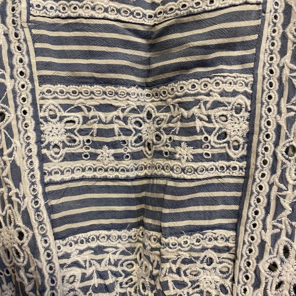 3/$30 ✨ Cropped Dainty American Eagle Eyelet Top - Picture 2 of 4